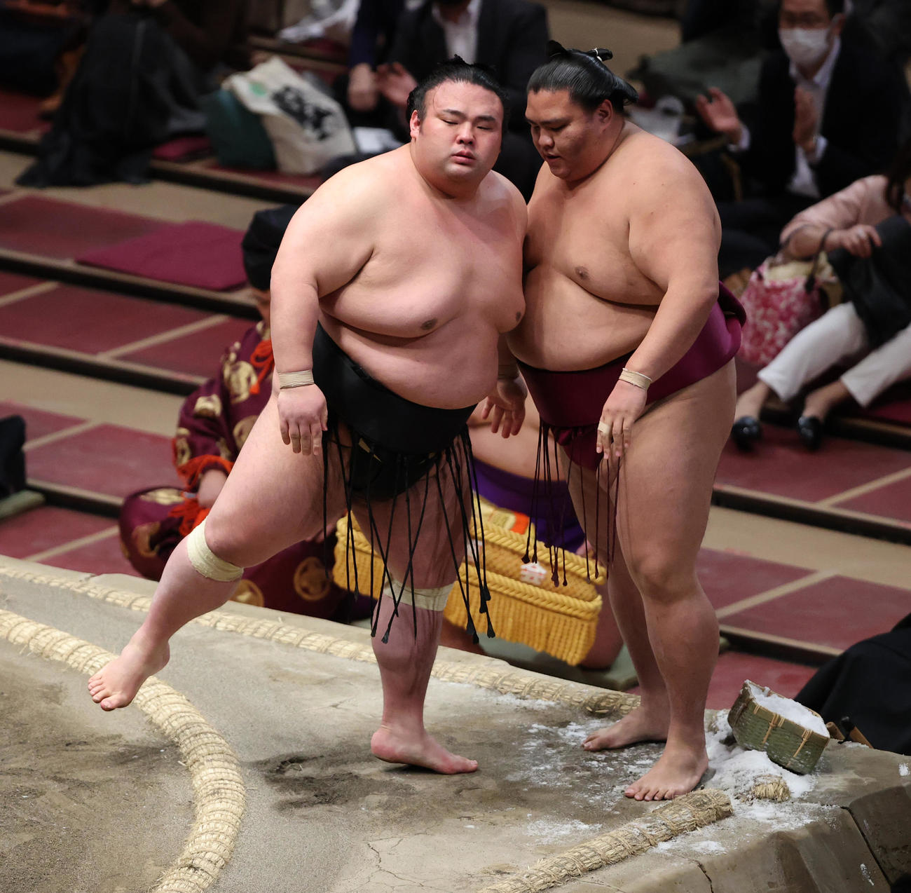 御嶽海（右）を押し出しで破った貴景勝（撮影・野上伸悟）