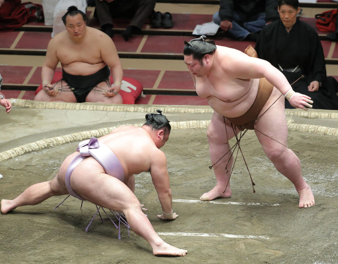 琴恵光（左）をはたき込みで破る剣翔（撮影・河田真司）