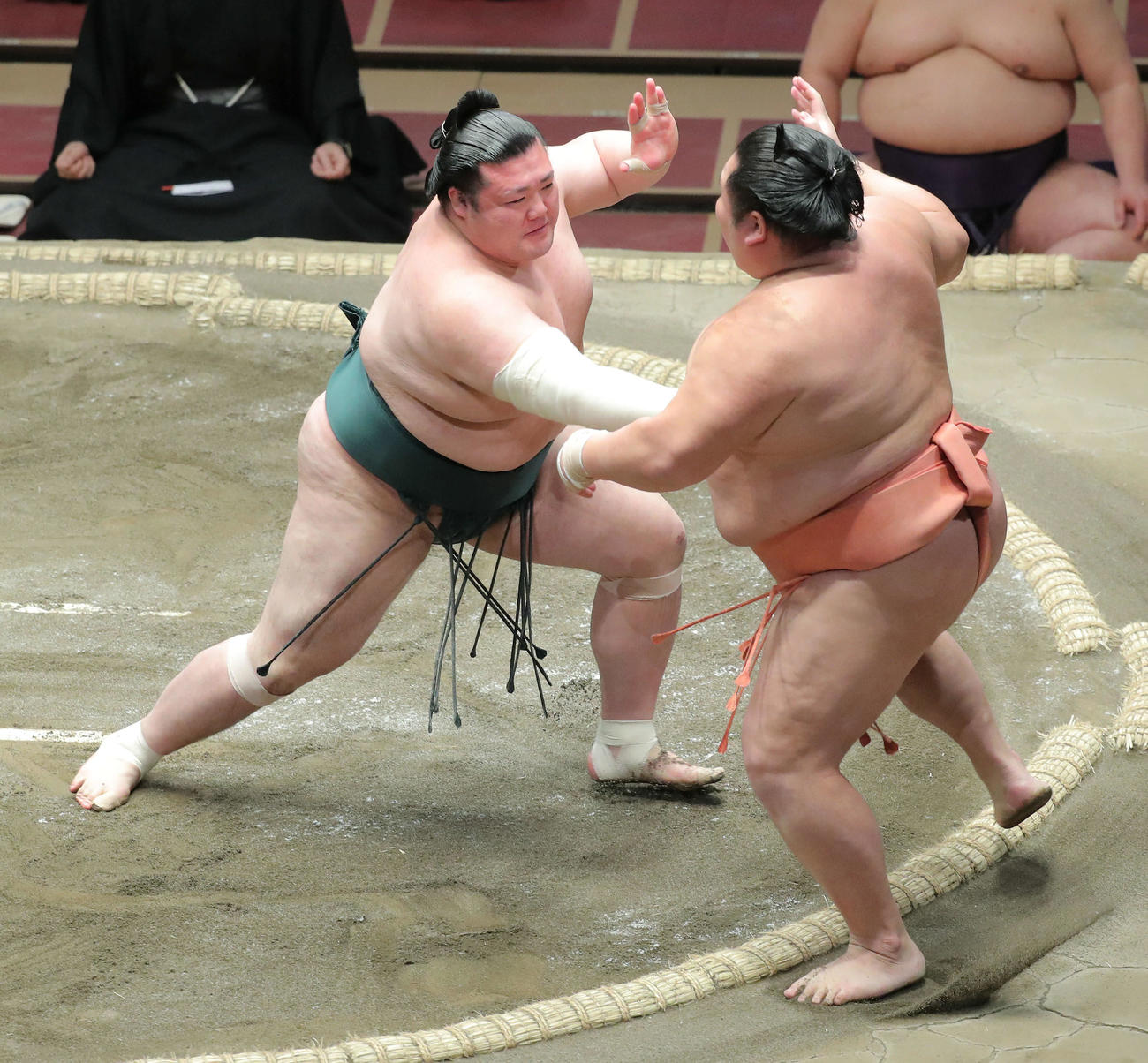 千代大龍（右）を突き出しで破る豊山（撮影・河田真司）