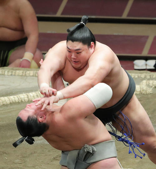 天王山（手前）を攻める阿炎（撮影・河田真司）