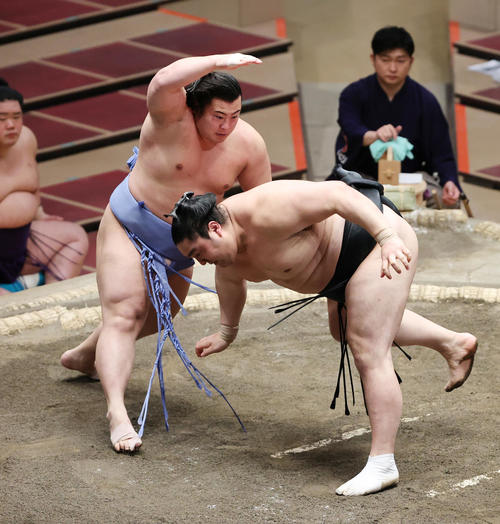隠岐の海（右）を引き落としで破る翔猿（撮影・野上伸悟）