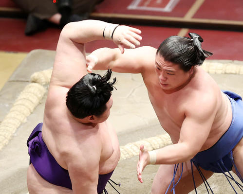 明生（左）を攻める若隆景（撮影・鈴木正人）
