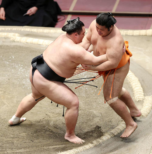 志摩ノ海（右）を寄り切りで破る朝乃山（撮影・鈴木正人）