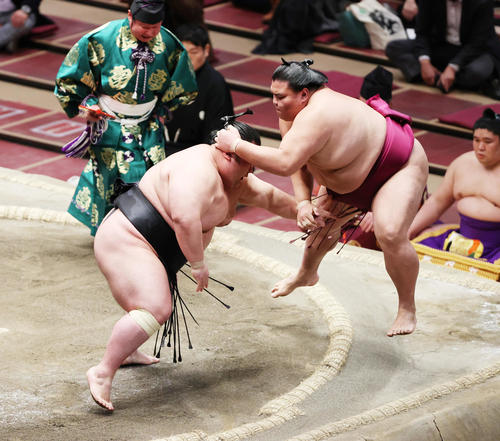 御嶽海（右）を押し出しで破る貴景勝（撮影・野上伸悟）