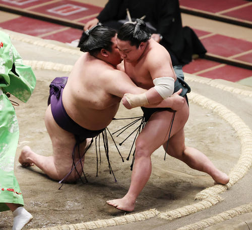 大奄美（左）をかいなひねりで破る翠富士（撮影・野上伸悟）
