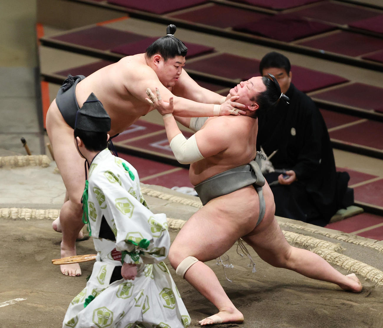 天王山（右）を押し出しで破った阿炎（撮影・野上伸悟）