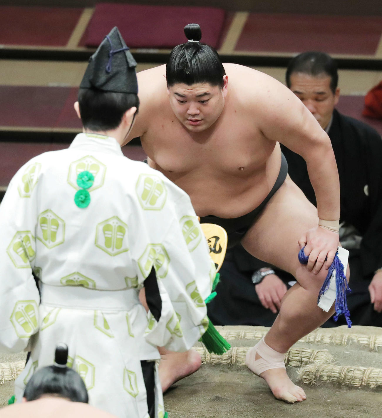 天王山を押し出しで破り、勝ち名乗りを受ける阿炎（撮影・河田真司）
