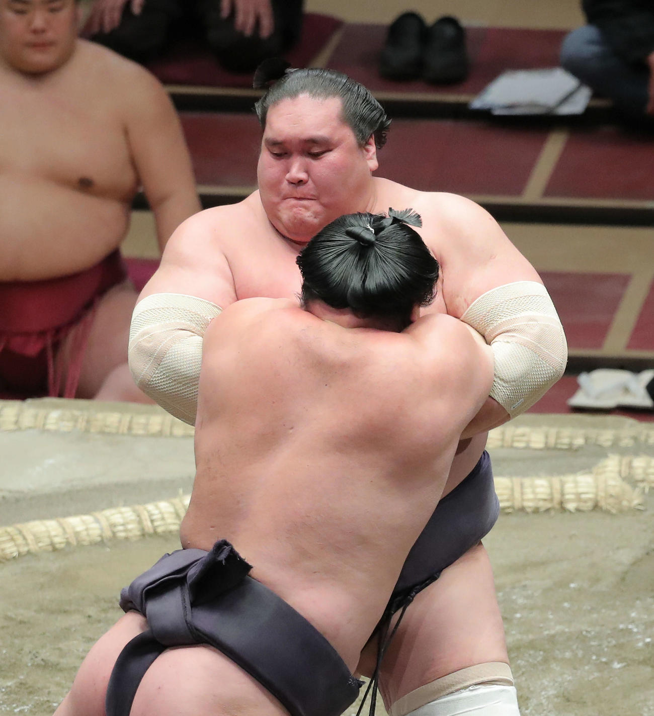 妙義龍（手前）の両腕をしっかり挟み土俵際に追い込む照ノ富士（撮影・河田真司）
