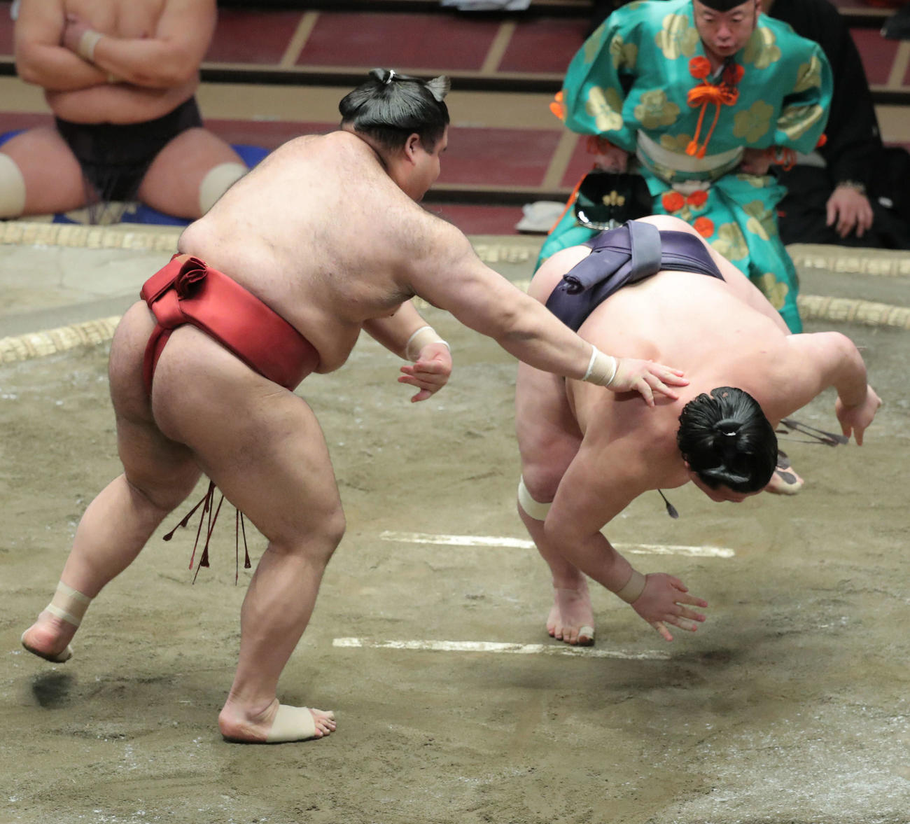 阿武咲（右）をはたき込みで破る高安（撮影・河田真司）