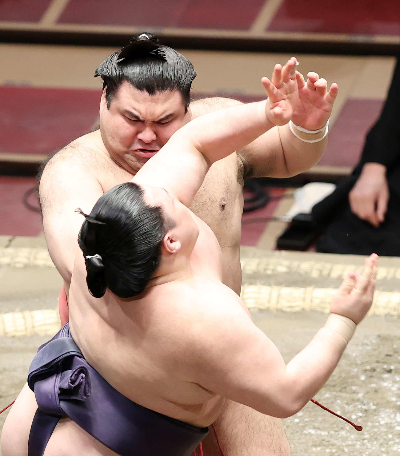 阿武咲（手前）を激しく攻める高安（撮影・鈴木正人）