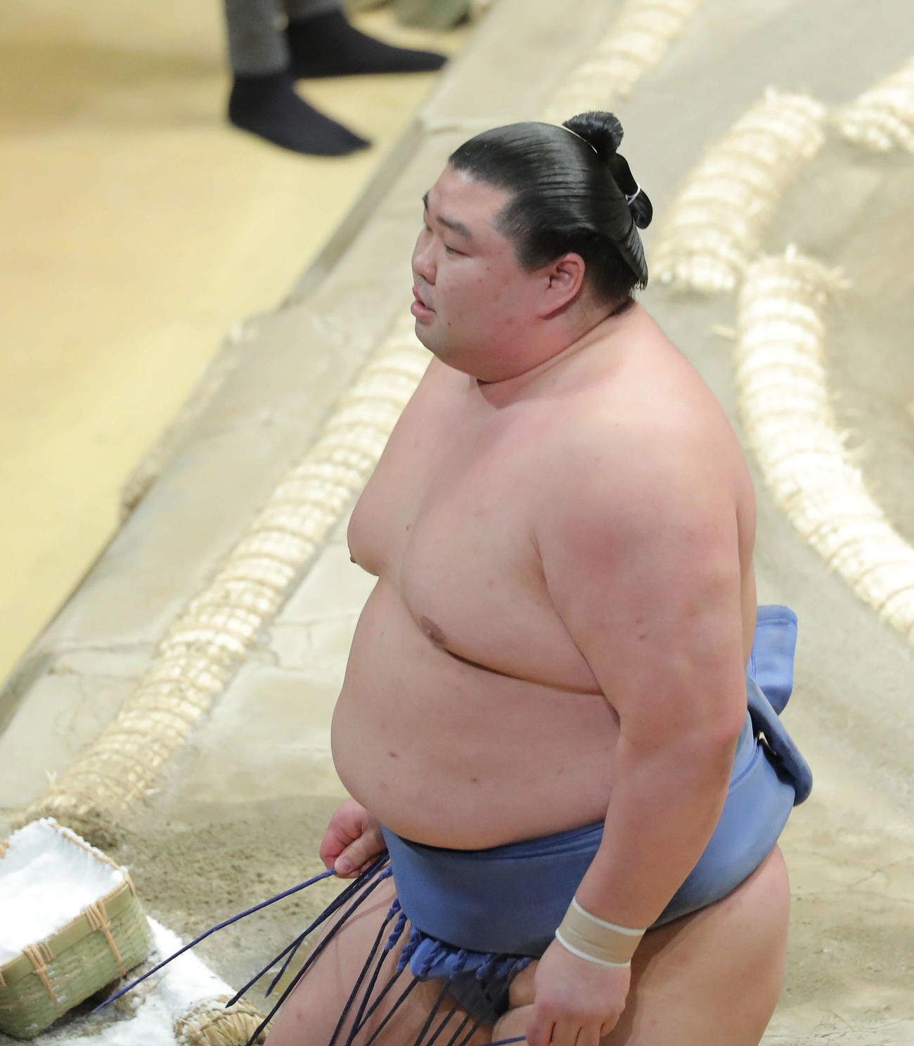大栄翔に押し出しで敗れ、土俵から引き揚げる正代（撮影・河田真司）
