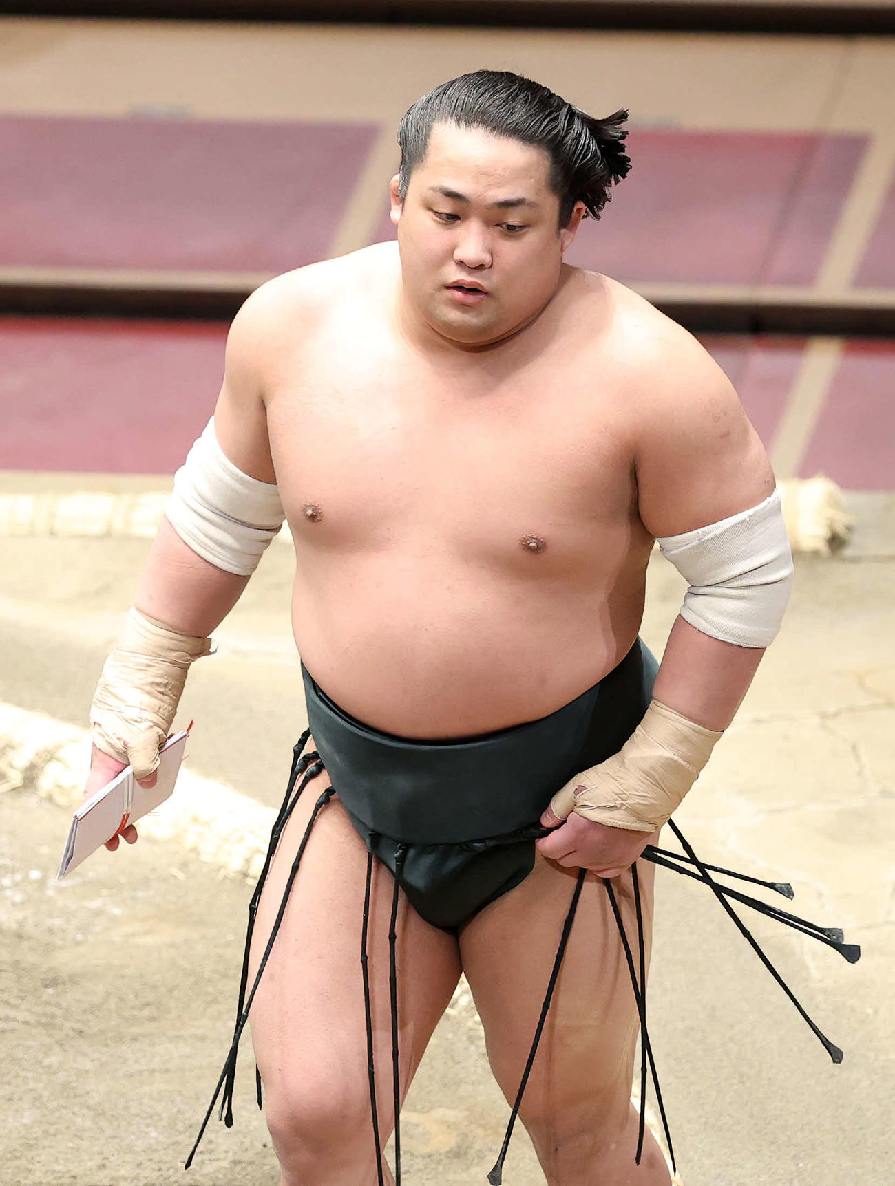 懸賞金を手に土俵を引き揚げる翠富士（撮影・鈴木正人）