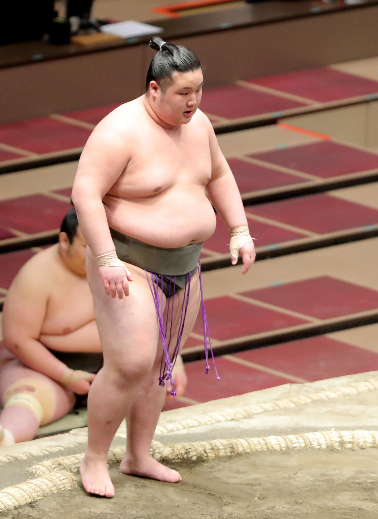 豊翔に寄り切りで敗れ、土俵から引き揚げる吉井（撮影・河田真司）