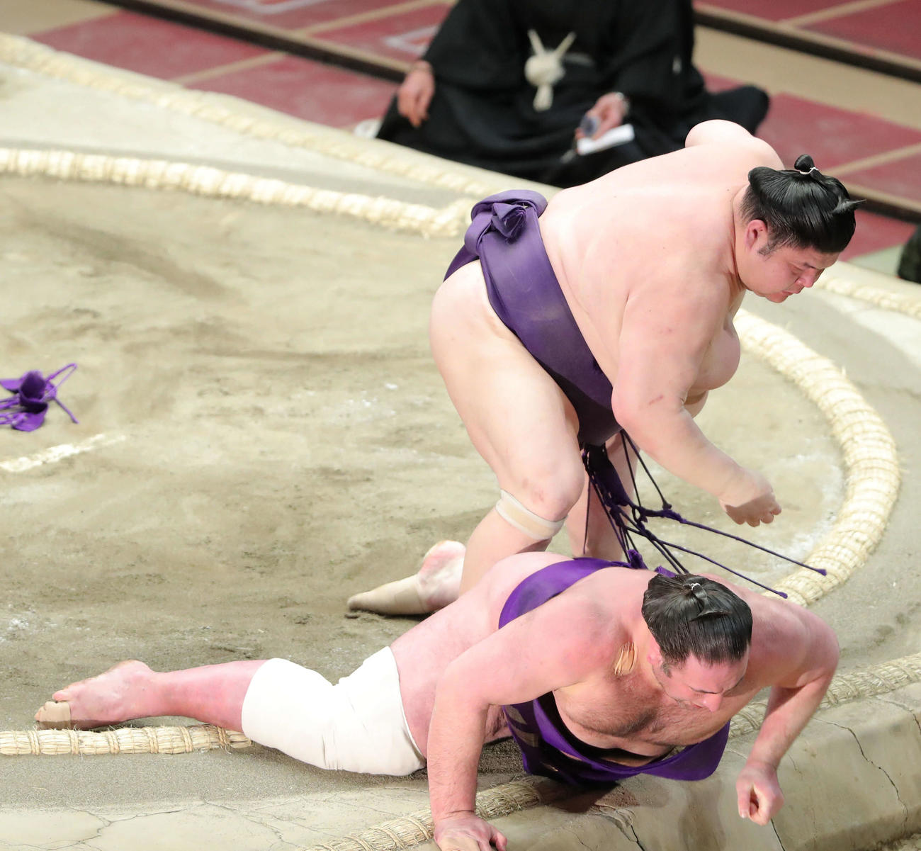 栃ノ心（左）を下手投げで破る明瀬山（撮影・河田真司）