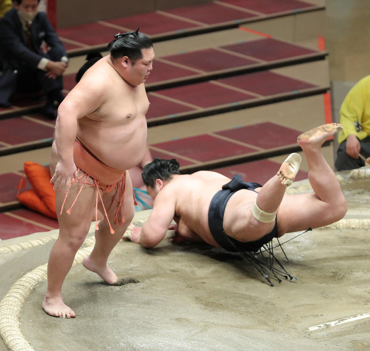 輝（右）をはたき込みで破る千代大龍（撮影・河田真司）
