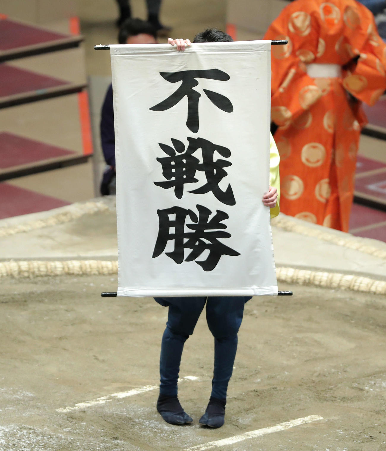 遠藤休場のため、明生の不戦勝（撮影・河田真司）