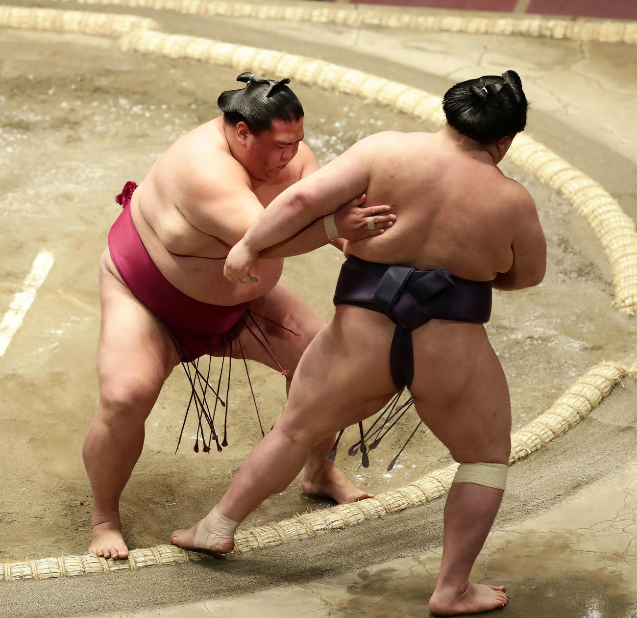 阿武咲（右）を寄り切りで破った御嶽海（撮影・丹羽敏通）