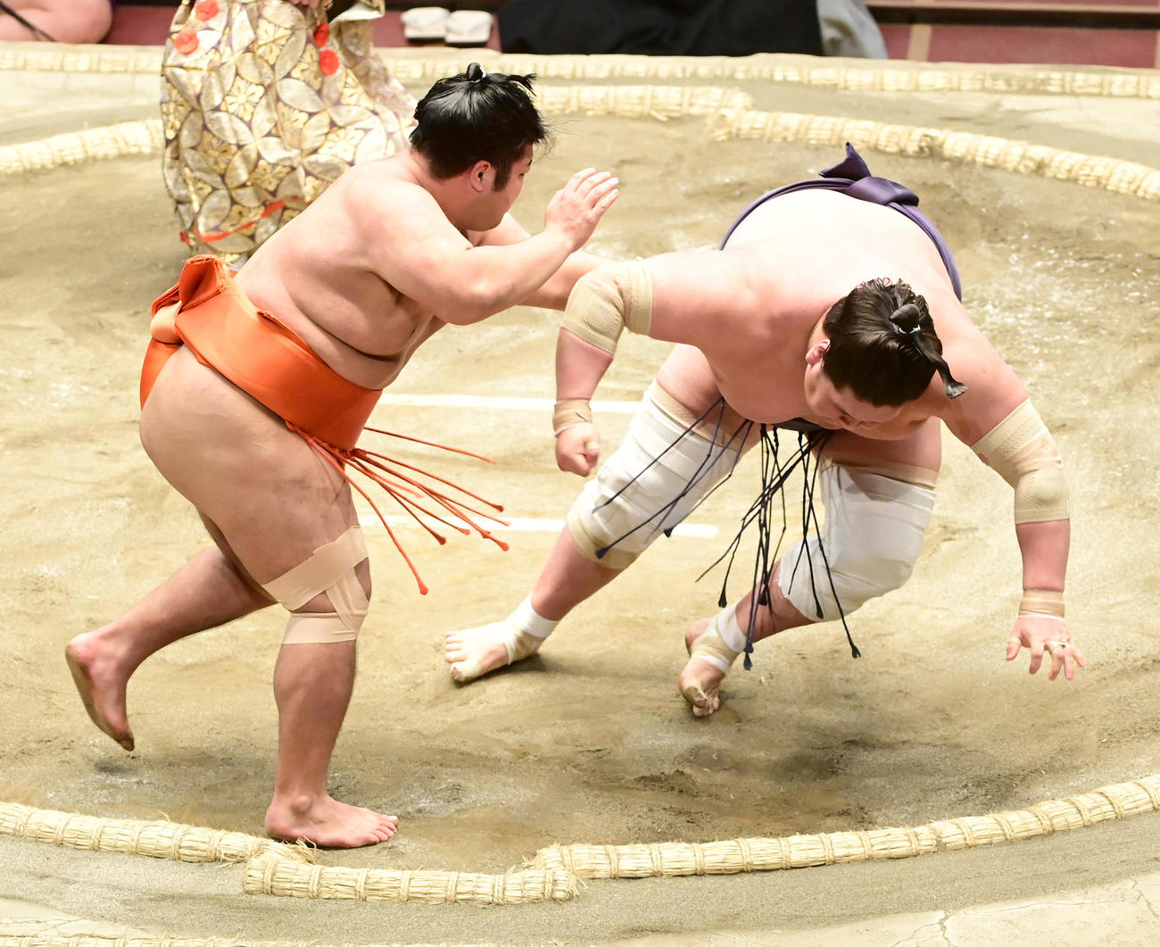 志摩ノ海（左）は照ノ富士を突き落としで破る（撮影・小沢裕）