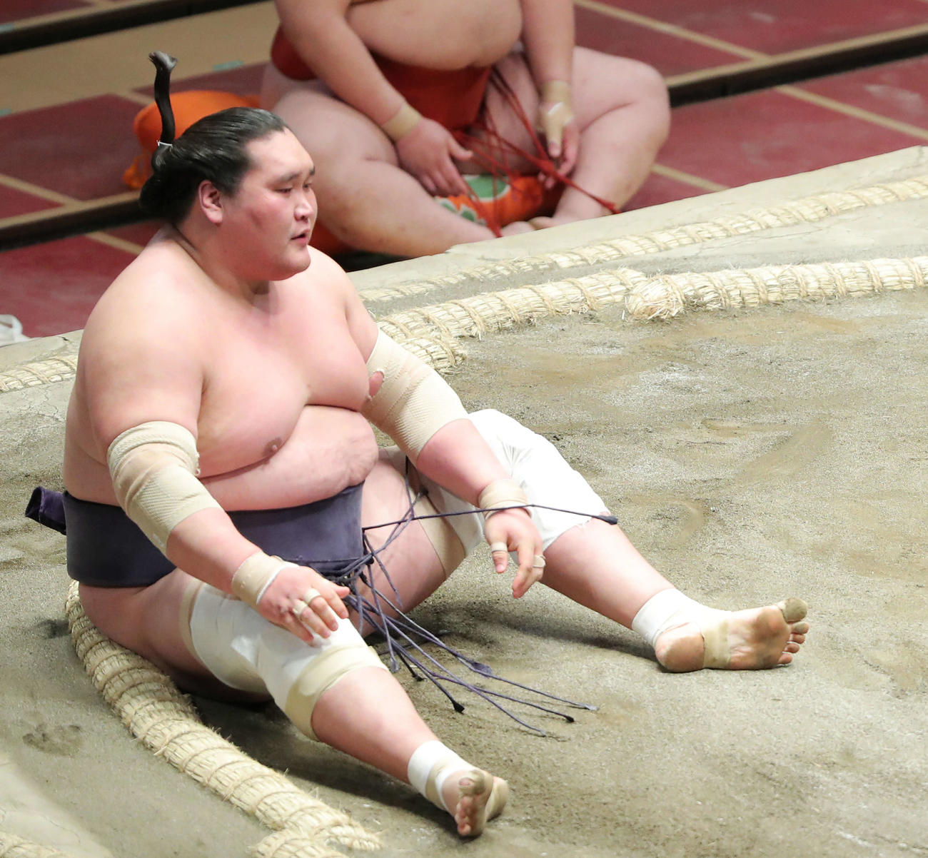 志摩ノ海に突き落としで敗れ、しばらく土俵に座り込む照ノ富士（撮影・河田真司）