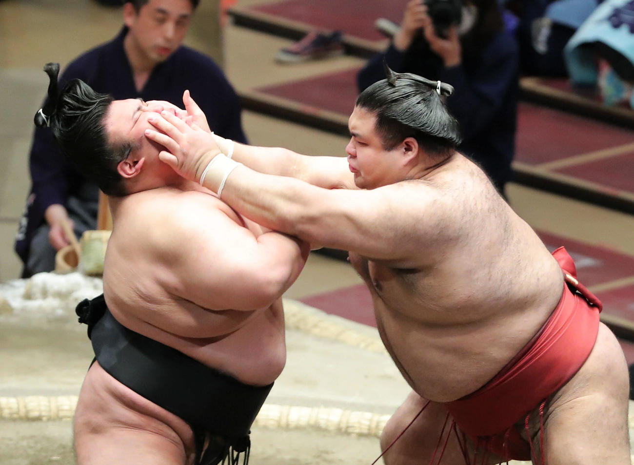 貴景勝（左）を両手で張る高安（撮影・河田真司）