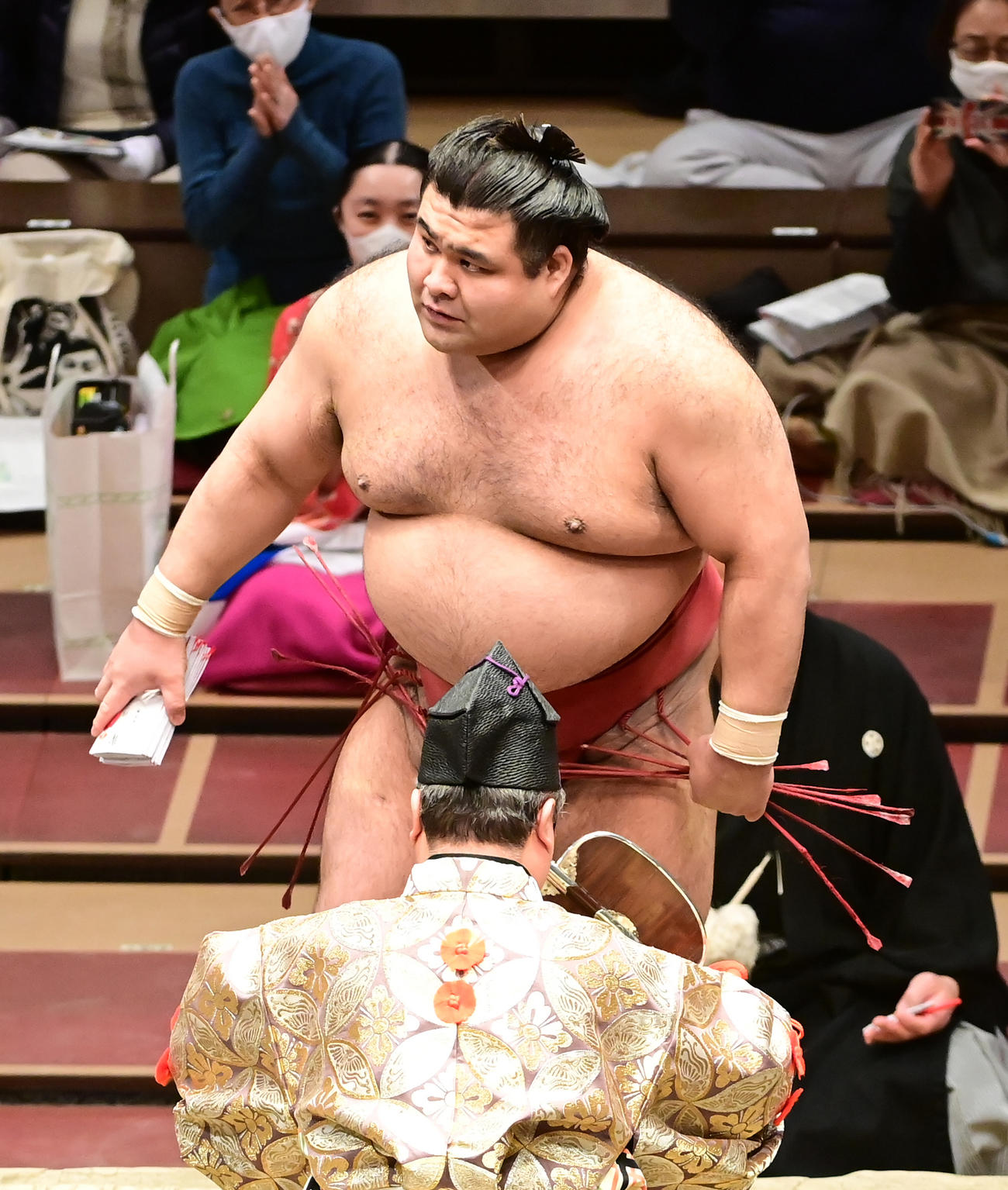 1敗を死守し懸賞金を手にする高安（撮影・小沢裕）