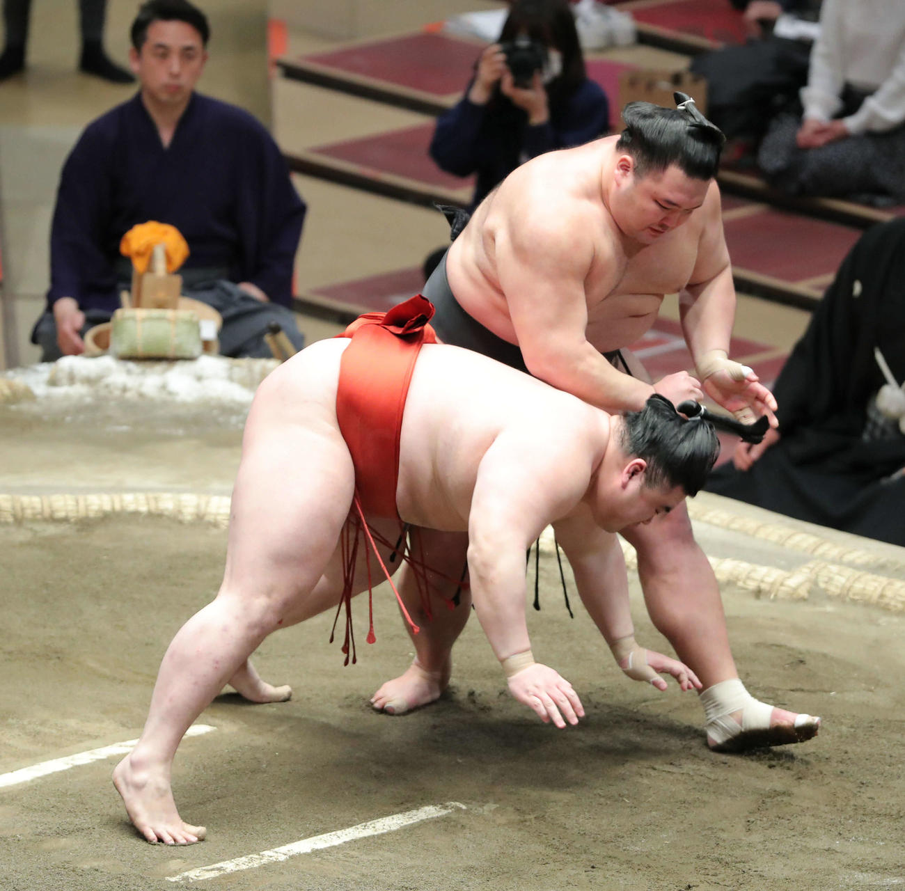 隆の勝（手前）をすくい投げで破る朝乃山（撮影・河田真司）