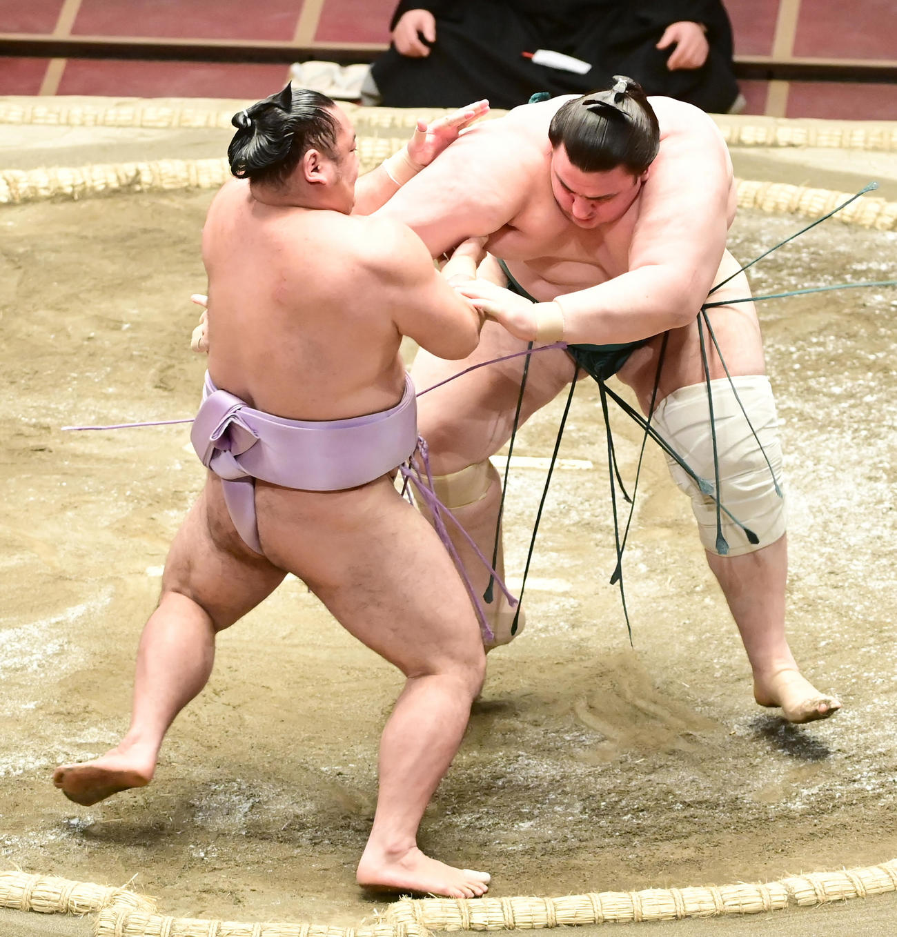 碧山は琴恵光（左）を押し出しで破る（撮影・小沢裕）