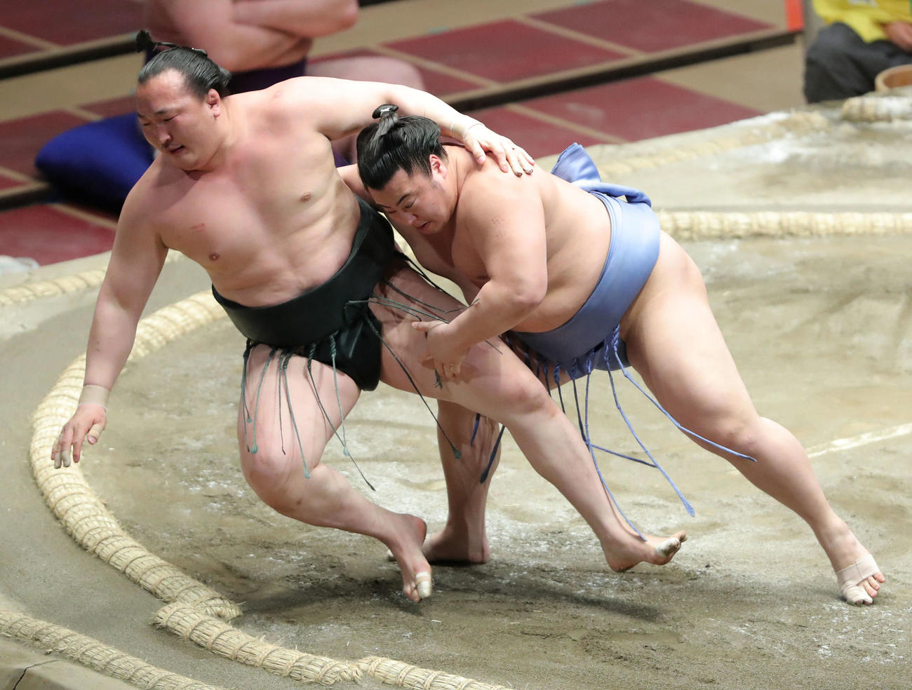 千代翔馬（左）を小股すくいで破る翔猿（撮影・河田真司）