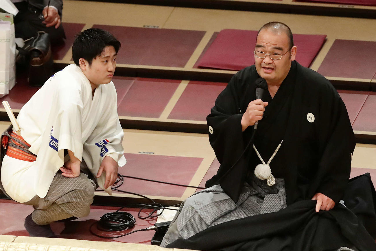 東照山－千代の勝の一番で再度物言いで集まった後、なんともいえない表情で軍配通り千代の勝の勝ちと訂正のアナウンスをする東関親方（撮影・丹羽敏通）