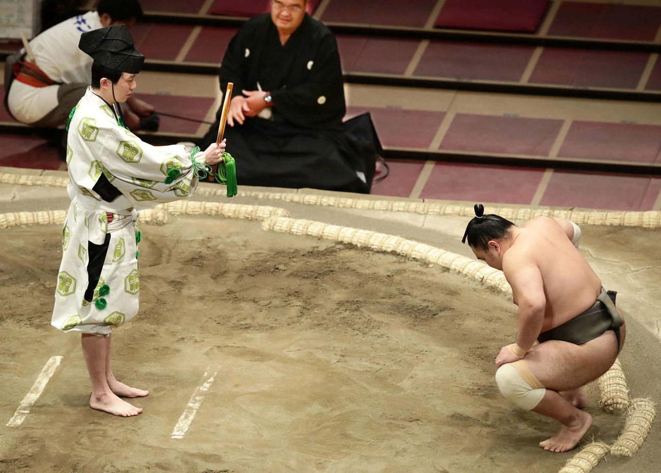 物言いがついて、二転三転したあげく勝ち名乗りを受ける千代の勝（撮影・丹羽敏通）