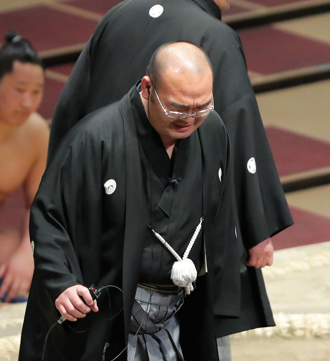 東照山、千代の勝の一番で物言いが付き、土俵に上がった後に一度会場にアナウンスするが、再び土俵に上がる東関親方（撮影・河田真司）