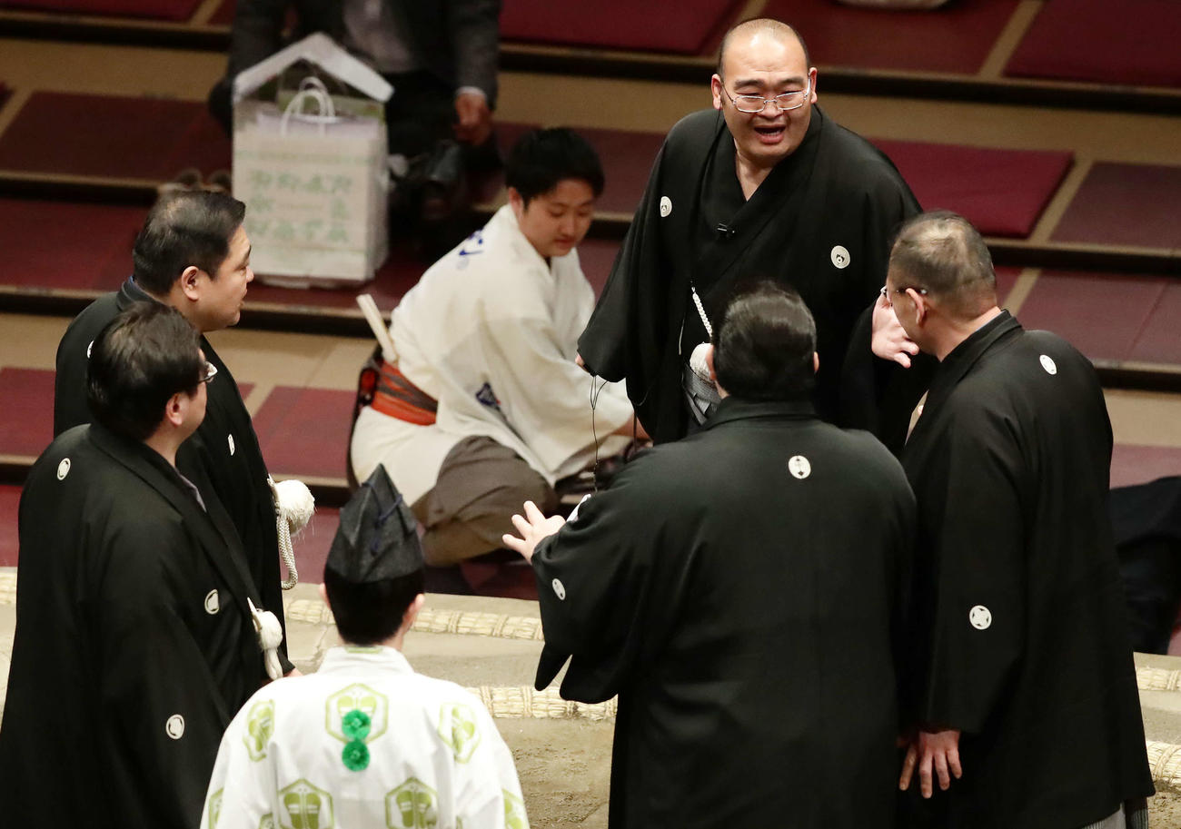東照山－千代の勝の一番は、物言いとなり東関親方（中央）は、取り直しと発表したが、再度集まる勝負審判の親方衆（撮影・丹羽敏通）