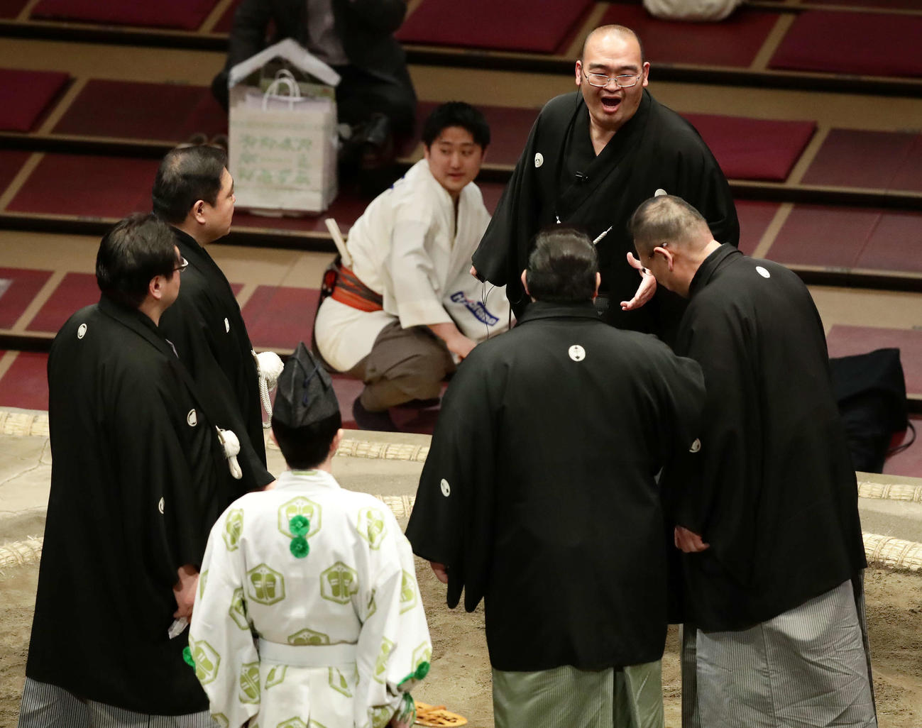 東照山－千代の勝の一番は、物言いとなり東関親方（中央）は、取り直しと発表したが、再度集まる勝負審判の親方衆（撮影・丹羽敏通）