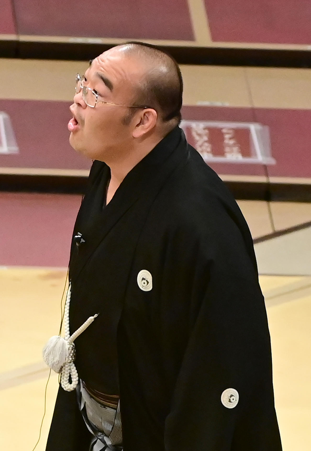 幕下の東照山と千代の勝の一番で物言いがつき協議した結果を同体で取り直しとアナウンスした審判長の東関親方（元高見盛）は自らの間違いに気付き、びっくりした表情で立ち上がる（撮影・小沢裕）