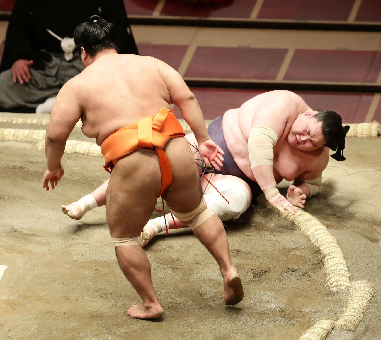 志摩ノ海（手前）に突き落としで敗れた照ノ富士（撮影・丹羽敏通）