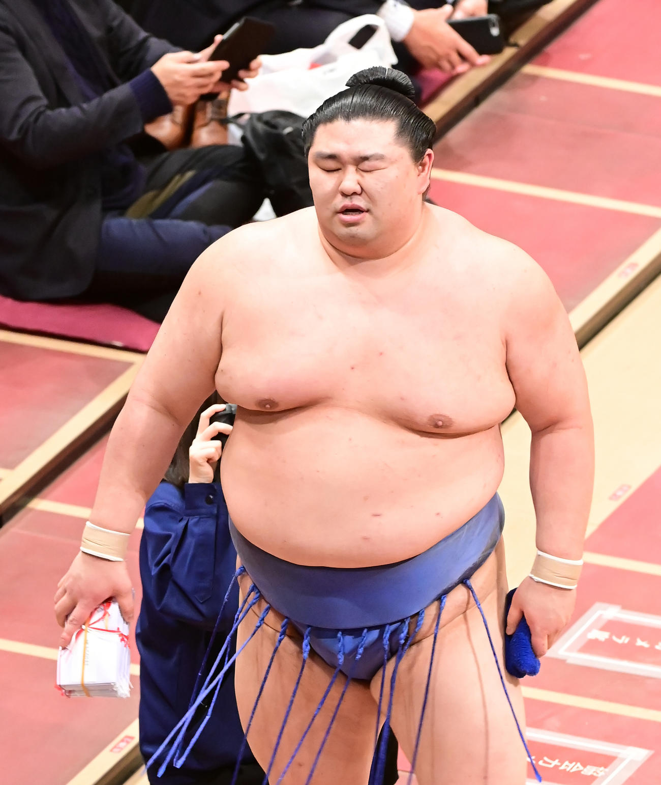 厳しい表情で引き揚げる正代（撮影・小沢裕）