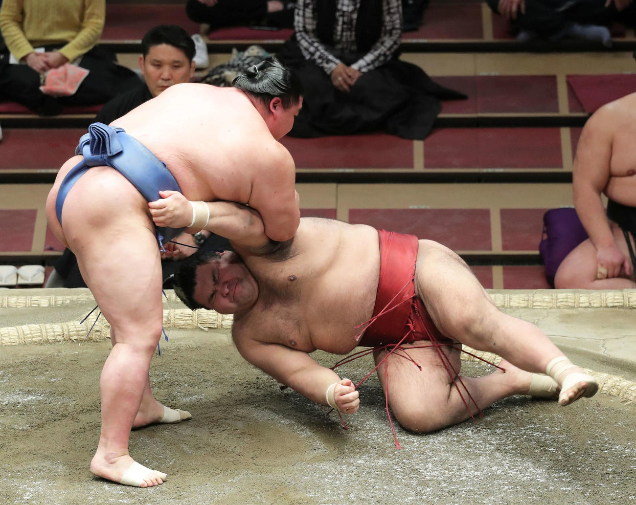 正代（左）に突き落としで敗れる高安（撮影・河田真司）
