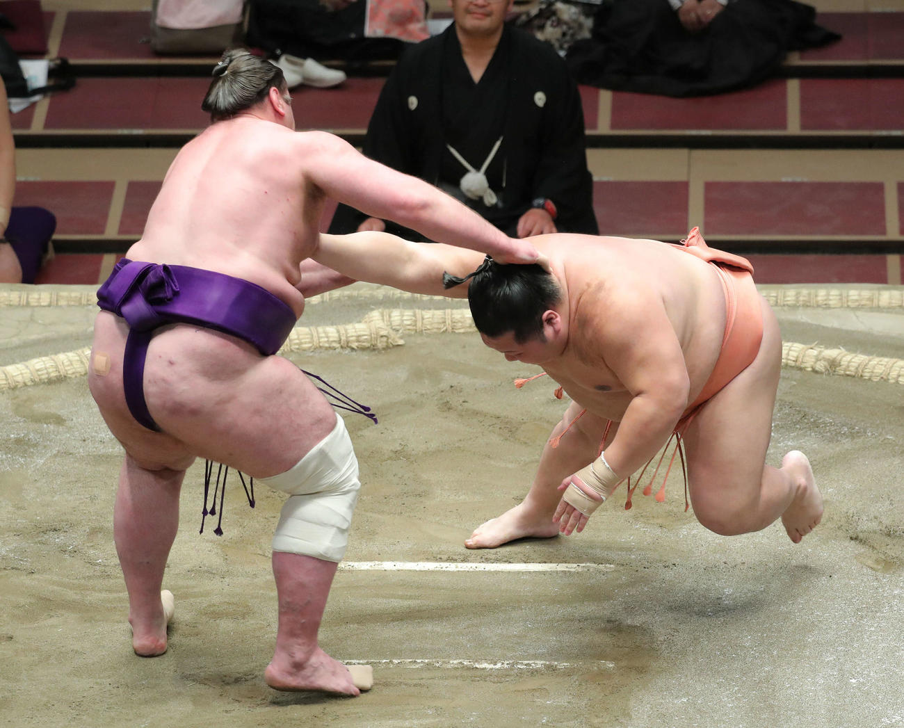 千代大龍（右）をはたき込みで破る栃ノ心（撮影・河田真司）