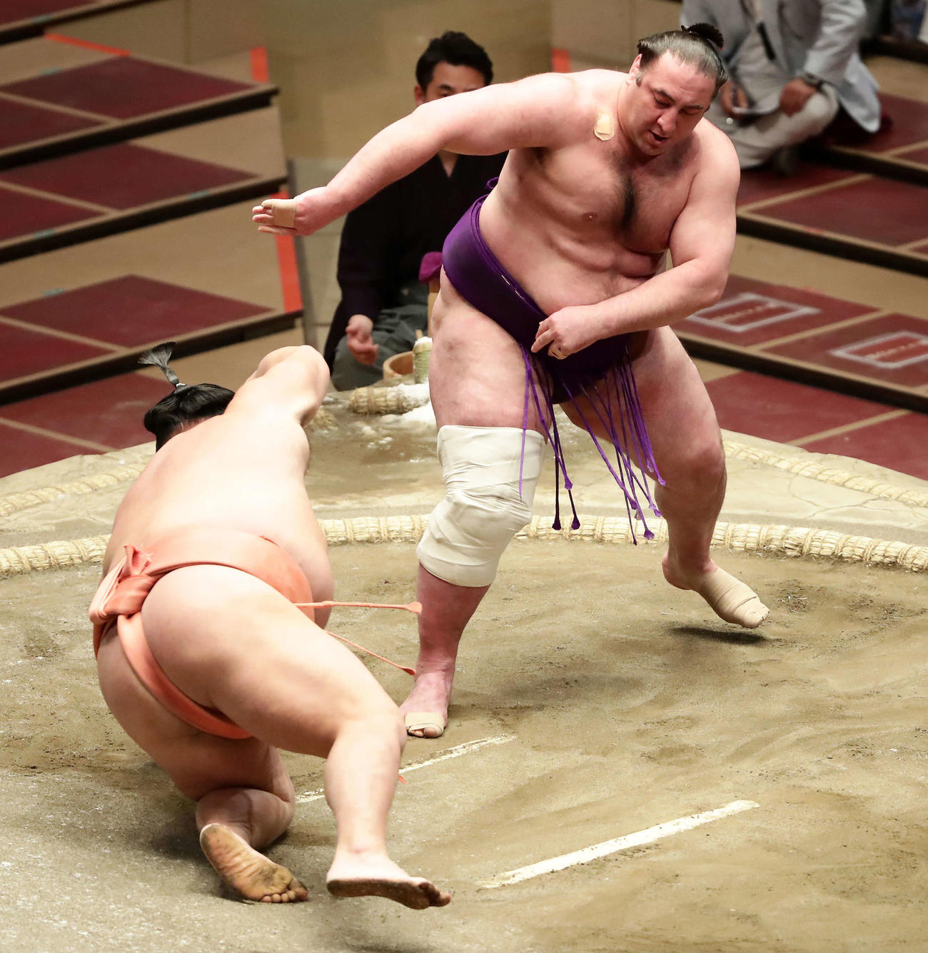 千代大龍（左）をはたき込みで破った栃ノ心（撮影・丹羽敏通）