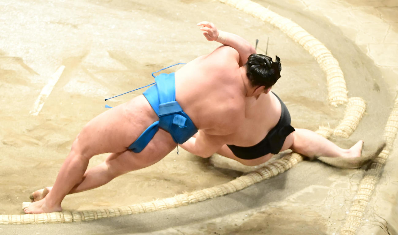 豊昇龍（手前左）はすくい投げで隠岐の海を破る（撮影・小沢裕）