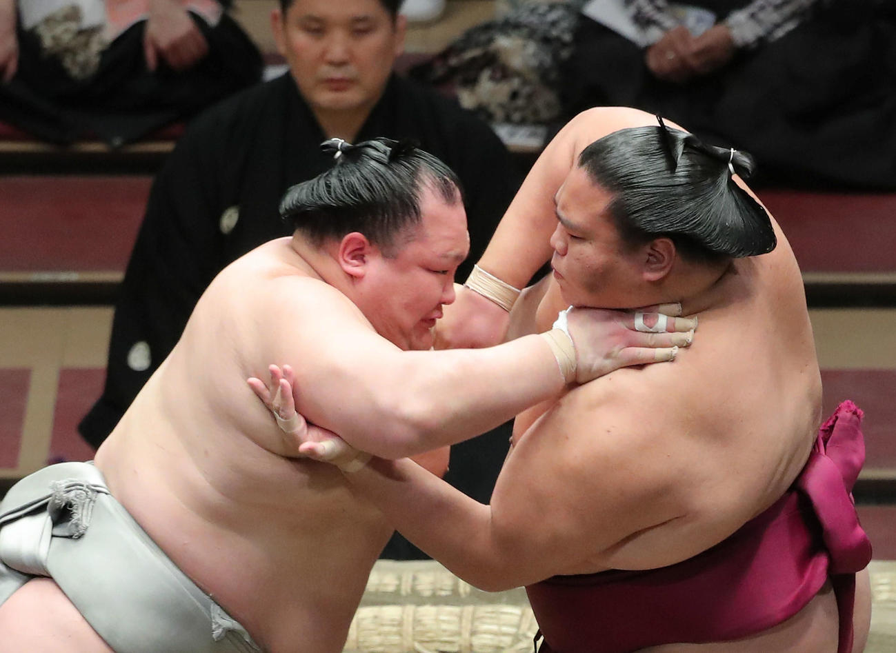御嶽海（右）を攻める北勝富士（撮影・河田真司）