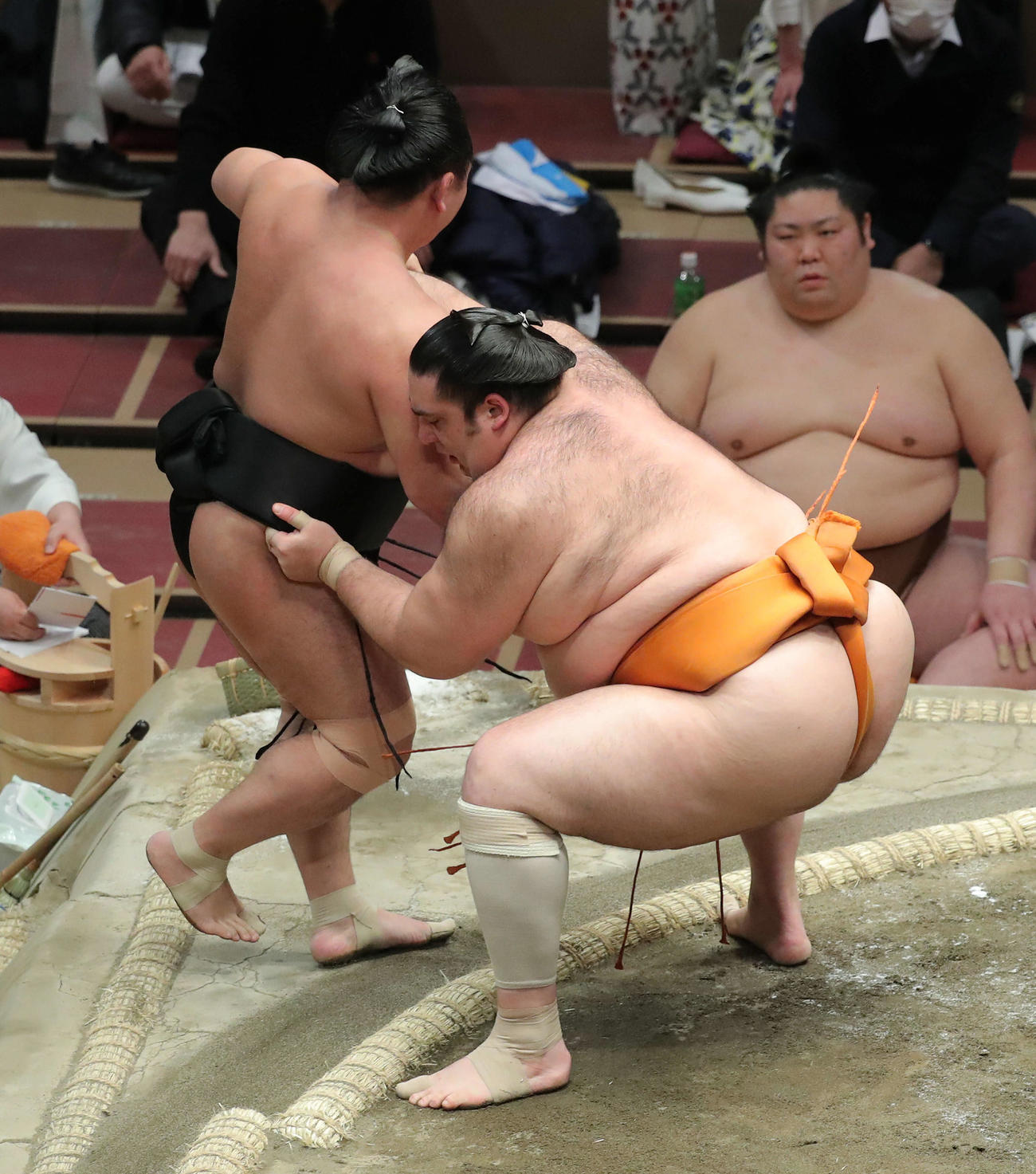 照強（左）を寄り切りで破る魁聖（撮影・河田真司）