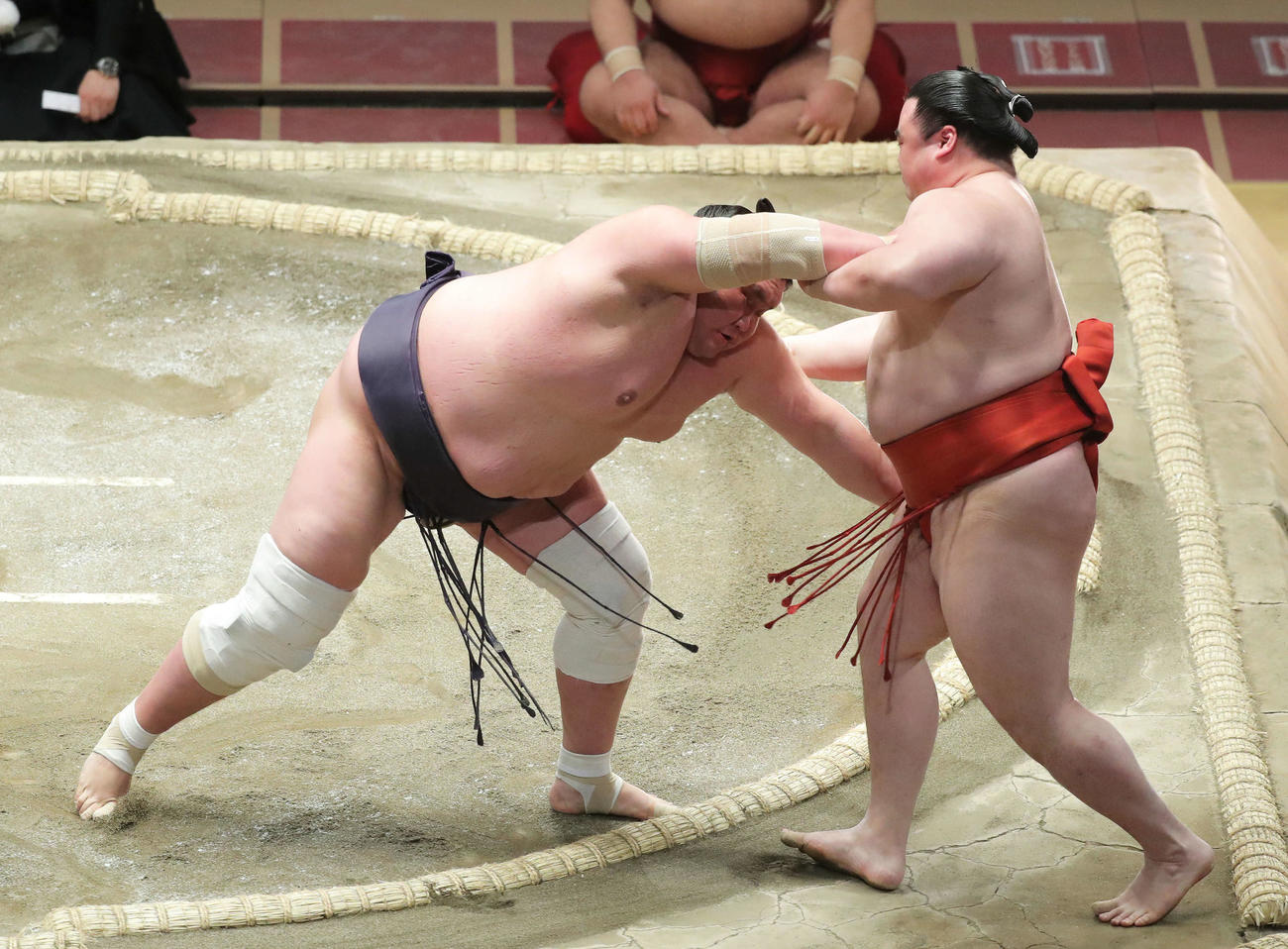 隆の勝（右）を寄り切りで破る照ノ富士（撮影・河田真司）