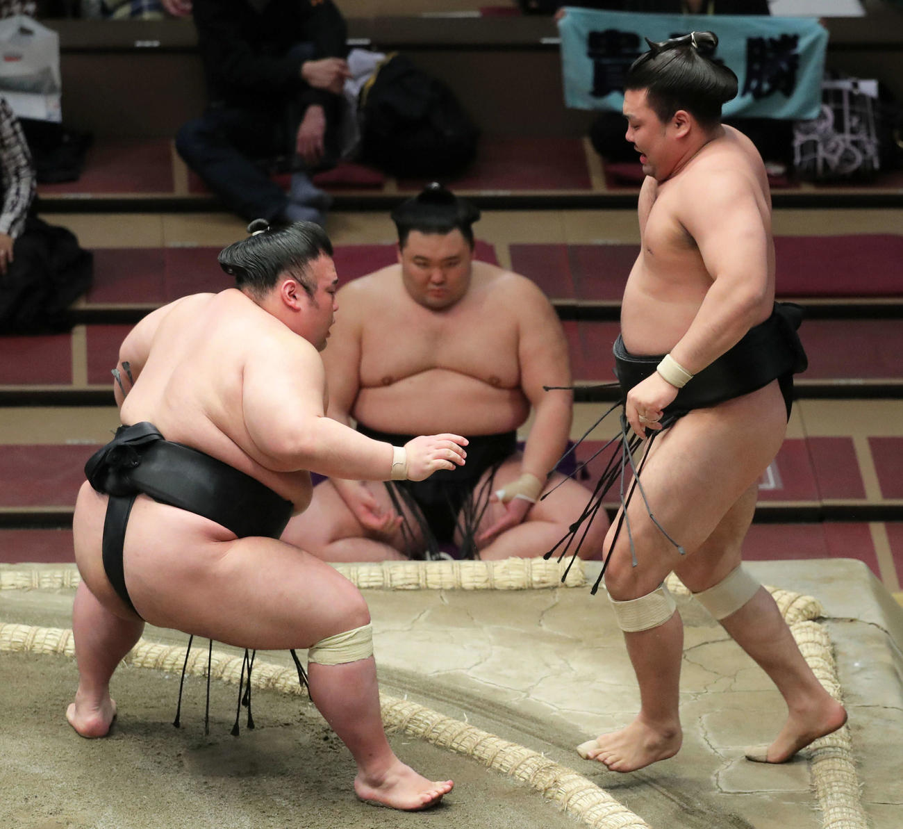 霧馬山（右）を突き出しで破る貴景勝。土俵下中央は朝乃山（撮影・河田真司）