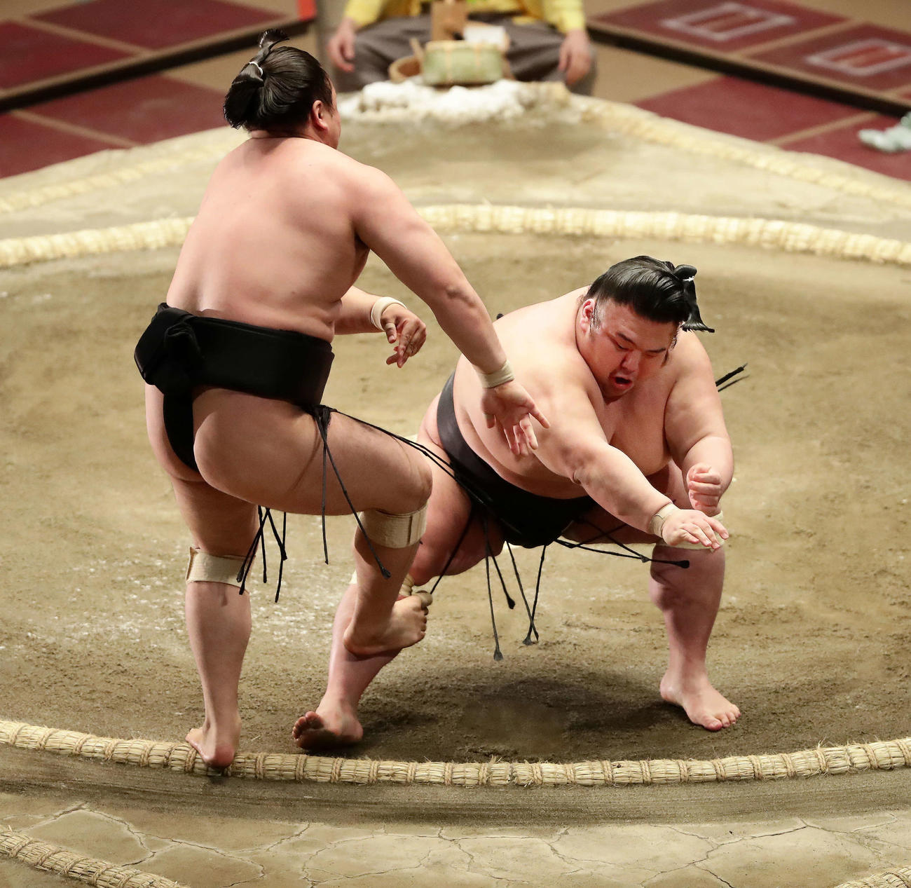 霧馬山を突き出しで破った貴景勝（撮影・丹羽敏通）
