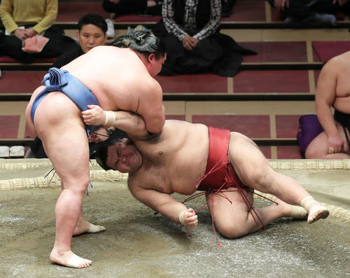 正代（左）に突き落としで敗れる高安（撮影・河田真司）