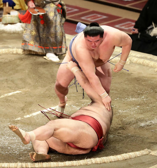 高安を突き落としで破った正代（撮影・丹羽敏通）
