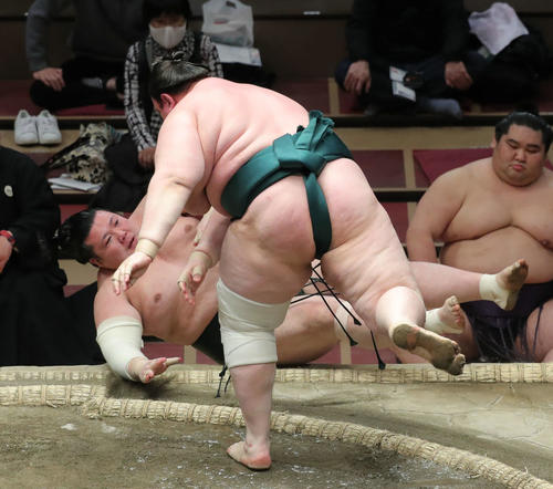 碧山（手前）に押し倒しで敗れる豊山（撮影・河田真司）