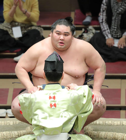 千代の国を押し出しで破り、勝ち名乗りを受ける大奄美（撮影・河田真司）