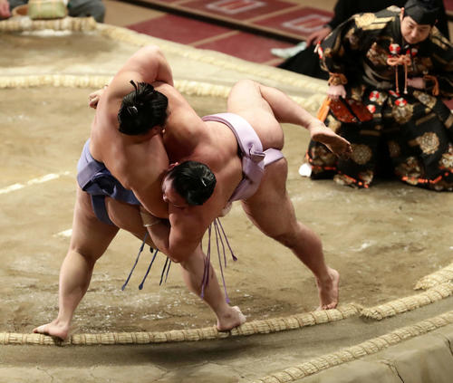 琴恵光（右）を突き落としで破った翔猿（撮影・丹羽敏通）